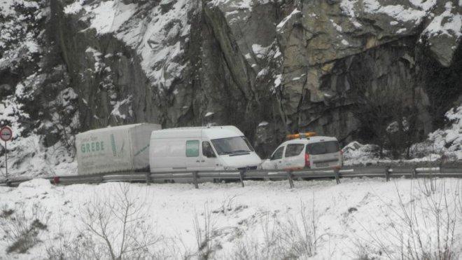 Румънски микробус блокира Кресненското дефиле