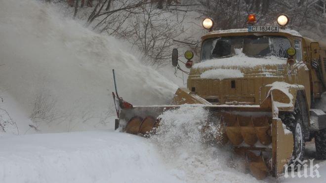 УЖАС! Село бедства два дни под снега – обмислят спецакция с хеликоптер за доставка на лекарства
