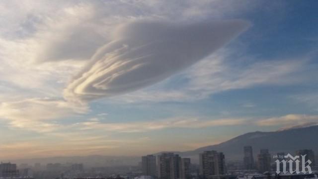 МИСТЕРИЯ! Чудат облак като летяща чиния се появи над София (снимки)