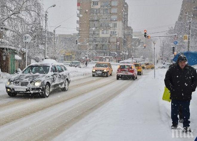 Снегорини обработват улиците в София срещу адската поледица
