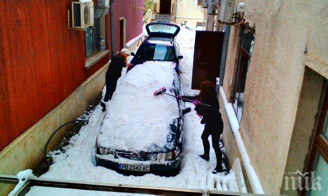 Свършиха мъжете в Пловдив? Три дами борят снега, яко въртят метли