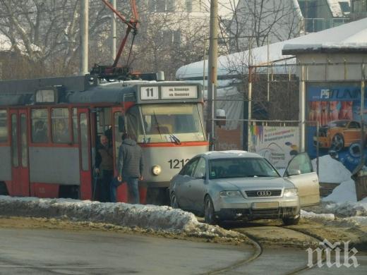 НАГЛЕЦ! Шофьор в София затапи трамвай и налетя да се бие с ватмана (СНИМКА)