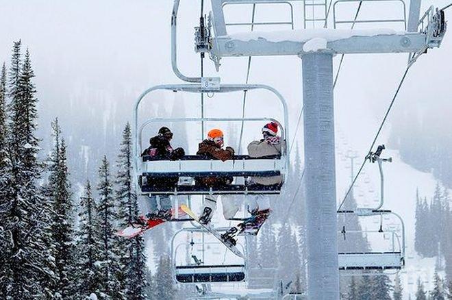 ОТ ПОСЛЕДНИТЕ МИНУТИ! Евакуираха майки и деца от лифта над Добринище, свалиха ги с въжета