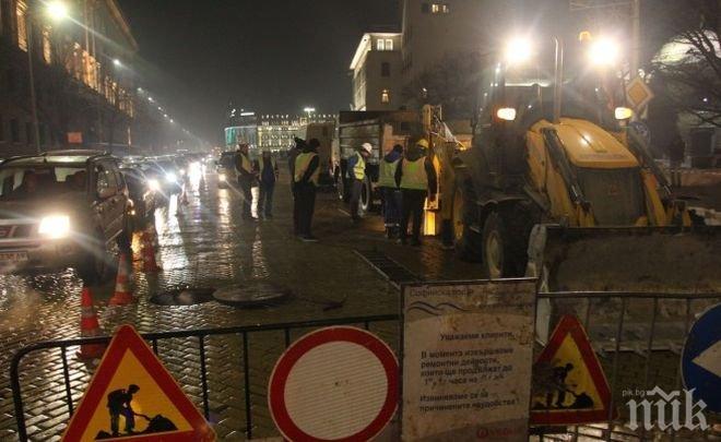 ПОД НОСА НА ПРЕЗИДЕНТА! Еднометрова дупка зейна в жълтите павета (СНИМКА)