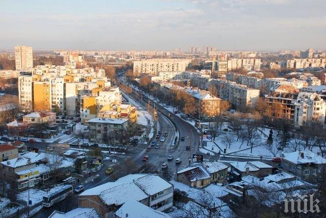 ЛЕДЕНА ЕПОХА! Цели блокове мръзнат без ток, спешно ги връзват към нов трафопост