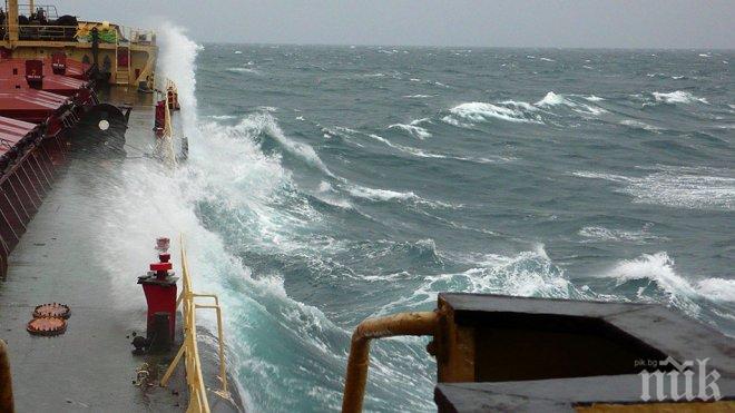 Лошото време изплаши бежанците, не смеят да пътуват по Егейско море