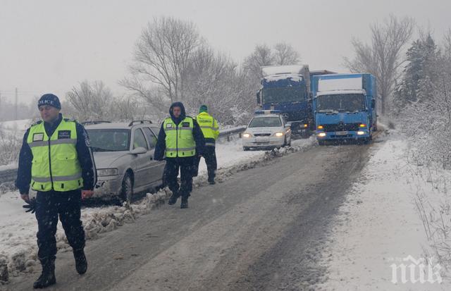 БЛОКАДА! Камион затвори път до Малко Търново