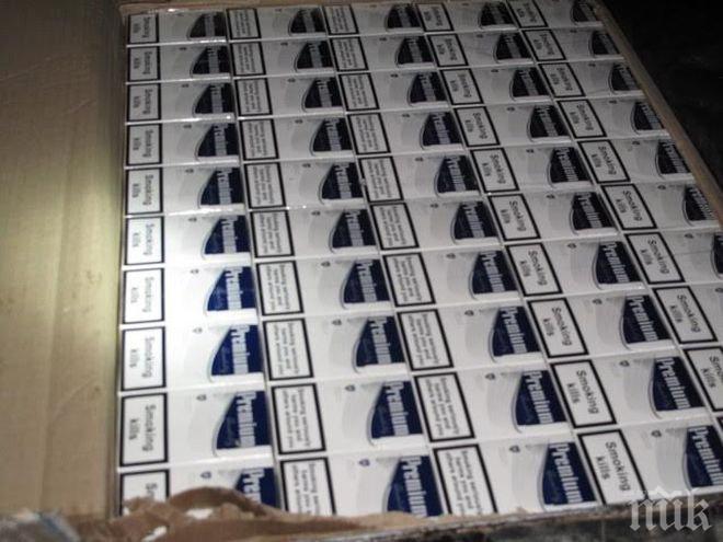 Гранична полиция откри 300 000 къса контрабандни цигари, скрити в пода на автомобил  