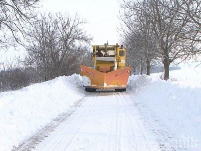 ВЕЧЕ СЕ МИНАВА! Спасиха пет бедстващи турски камиона край Добрич   