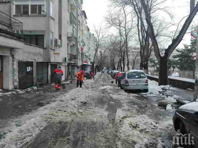ШОФЬОРИТЕ НАМАЗАХА! Бургас без синя зона в понеделник, кърпят дупките от снега