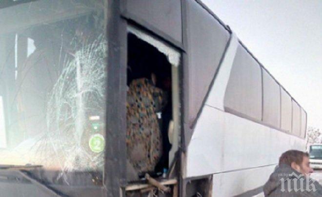 Опасен инцидент! Автобус и снегорин се удариха край Враца, образуваха се километрични задръствания (СНИМКИ)