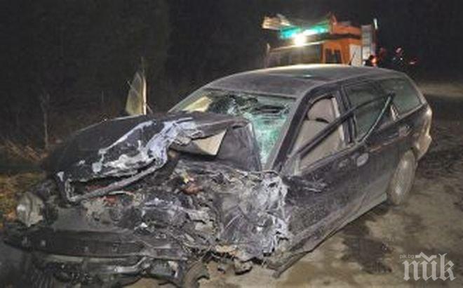 УЖАС ВЪВ ВРАЦА! Кола се размаза в стълб, има ранен човек 