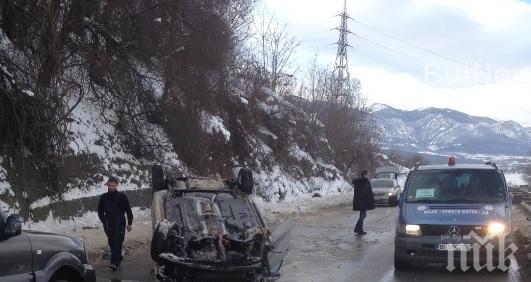 Тежка катастрофа на пътя Враца-Мездра! Кола е по таван (СНИМКИ)