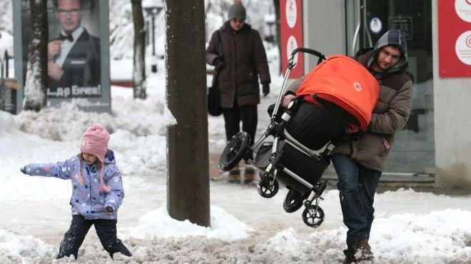 РАВНОСМЕТКА! 250 души са евакуирани от снежния капан в Добрич, спасени са 7 родилки и 4 болни деца