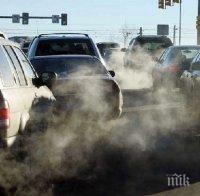 УНИКУМ! Ето как се ремонтира автомобил в движение (ВИДЕО)