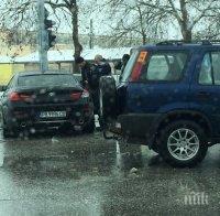 БМВ и джип се помляха на кръстовище заради угаснал светофар (СНИМКИ)