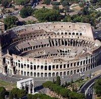 Двама мъже са паднали при опит да изкачат Колизеума в Рим

