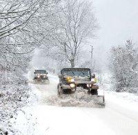 ИЗВЪНРЕДНО: Снежна буря и катастрофа пак затвориха пътя за Бургас през Петолъчката