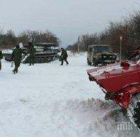 Автобуси закъсаха в снежните преспи в Русенско, пожарникари помагат на пътниците