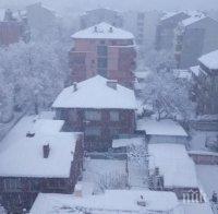 Кошмар в Пловдив! Сняг се сипе на парцали, шофьорите се зъбят на снегорините