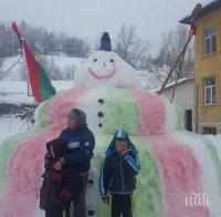 Снежен човек -гигант вдигнаха в чепеларското село Забърдо (СНИМКИ)