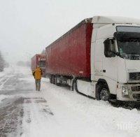 Тирове запушиха входа на Велико Търново, снегорини нямат пясък, за да ги изтеглят (СНИМКИ)