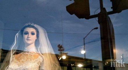 шок годишна мумия стои манекен сватбен магазин снимки