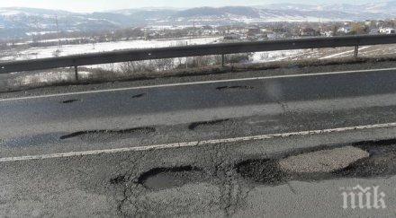 снегът съсипа пътищата страната заприлича швейцарско сирене