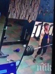 брутално юнак чупи гръбнака напън щанга фитнеса видео