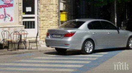 нагла шофьорка паркира пешеходна пътека