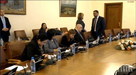 работят кабинетът парламентът