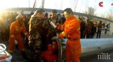 щуротия пиян китаец заседна уличен стълб пожарна вади спешност