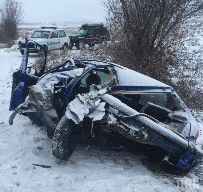 Тежка катастрофа! Младеж размаза пежото си в камион на пътя Мездра-Новачене (СНИМКИ)