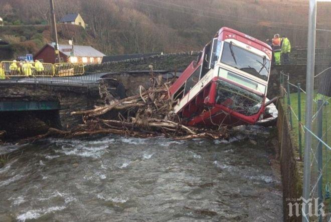 ТРАГЕДИЯ В ЕГИПЕТ! Микробус с войници падна в канал, най-малко десет са загинали 