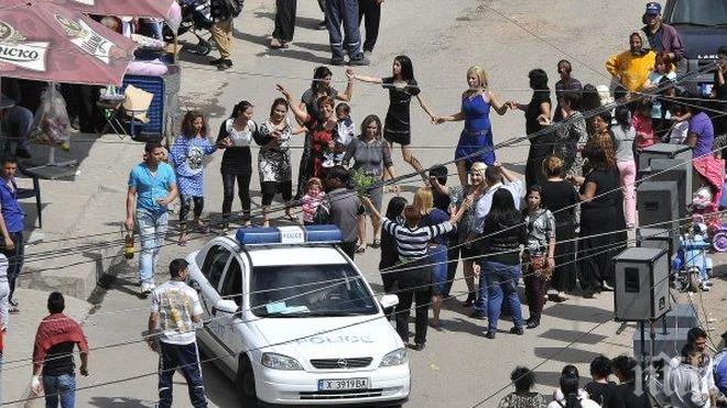 Страховито! Полицай усмиряват тълпи от роми, чакащи за социални помощи (СНИМКИ)