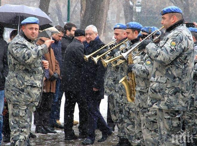 Депутат падна лошо на зеледен мост, изкълчи си рамото
