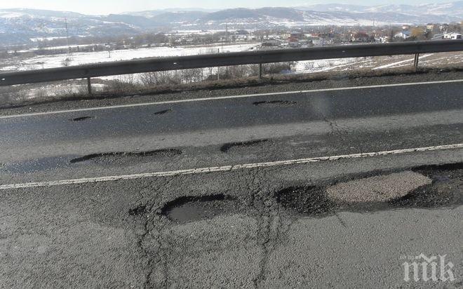 Снегът съсипа пътищата в страната! Е-79 заприлича на швейцарско сирене