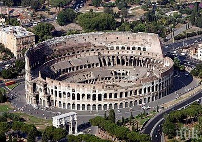 Двама мъже са паднали при опит да изкачат Колизеума в Рим

