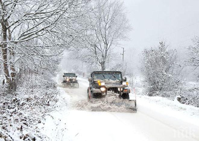 ИЗВЪНРЕДНО: Снежна буря и катастрофа пак затвориха пътя за Бургас през Петолъчката