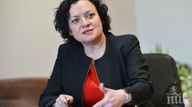 В ТОН С РЕСОРА! Екоминистър Василева джитка със 100% електромобил (СНИМКИ)