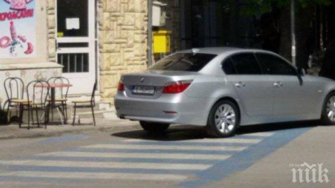 Нагла шофьорка паркира на пешеходна пътека  