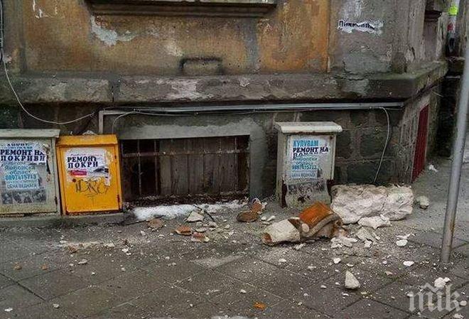 Опасен инцидент! Парче бетон се срути от сграда в центъра на Бургас, по чудо няма пострадали (СНИМКИ)