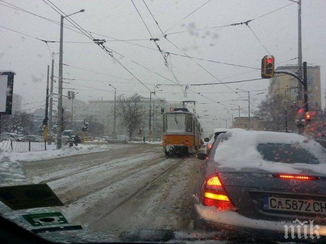 120 снегорина чистят София, улиците се обработват повторно