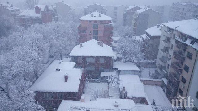 Кошмар в Пловдив! Сняг се сипе на парцали, шофьорите се зъбят на снегорините