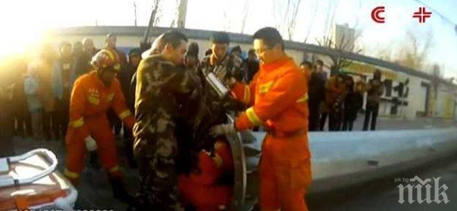 ЩУРОТИЯ! Пиян китаец заседна в уличен стълб, пожарна го вади по спешност 