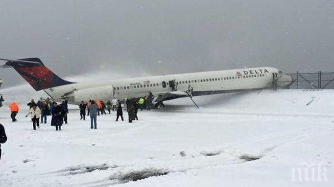 
ИЗВЪНРЕДНО! Два пътнически самолета се сблъскаха на летище в Ню Йорк
