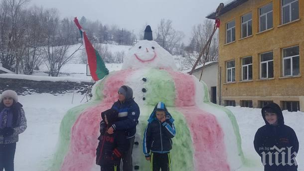 Снежен човек -гигант вдигнаха в чепеларското село Забърдо (СНИМКИ)
