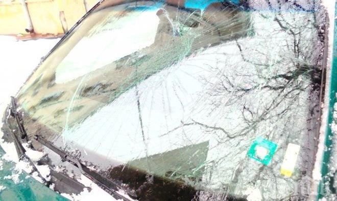 МАЛКИЯТ ДЯВОЛ! Преспа се срина от покрив и потроши кола в Пловдив 