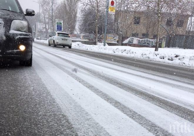 В Пловдив става страшно! Катастрофи блокираха града, притеснен шофьор твърди: Никога не съм пътувал в по-голям леден ад