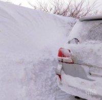 Снежна блокада! Преспите в Антоново достигнаха 3 метра, доставят храна с магарета